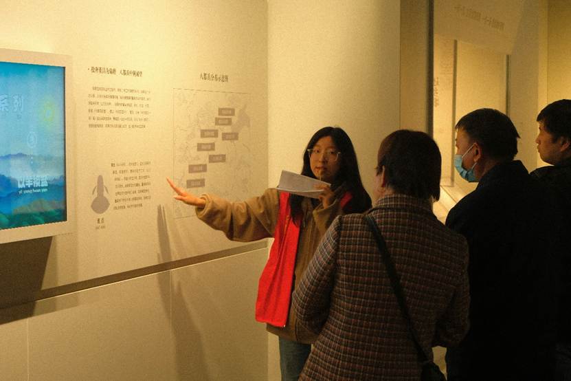 圖片包含 人, 室內(nèi), 站, 看著AI 生成的內(nèi)容可能不正確。